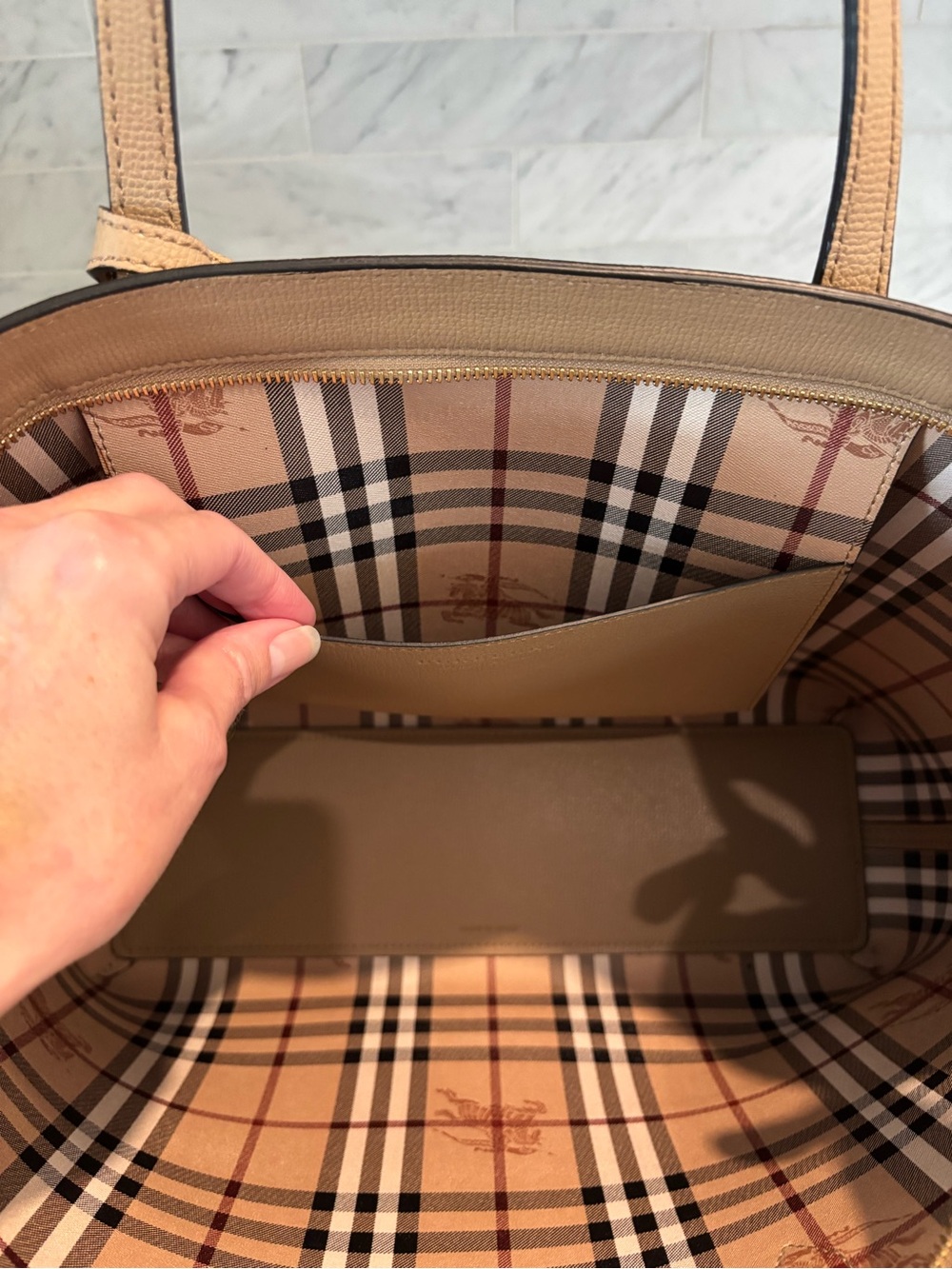 Burberry Camel Leather Zip Tote with Detachable Logo Tag in PRISTINE Condition - Picture 7 of 11